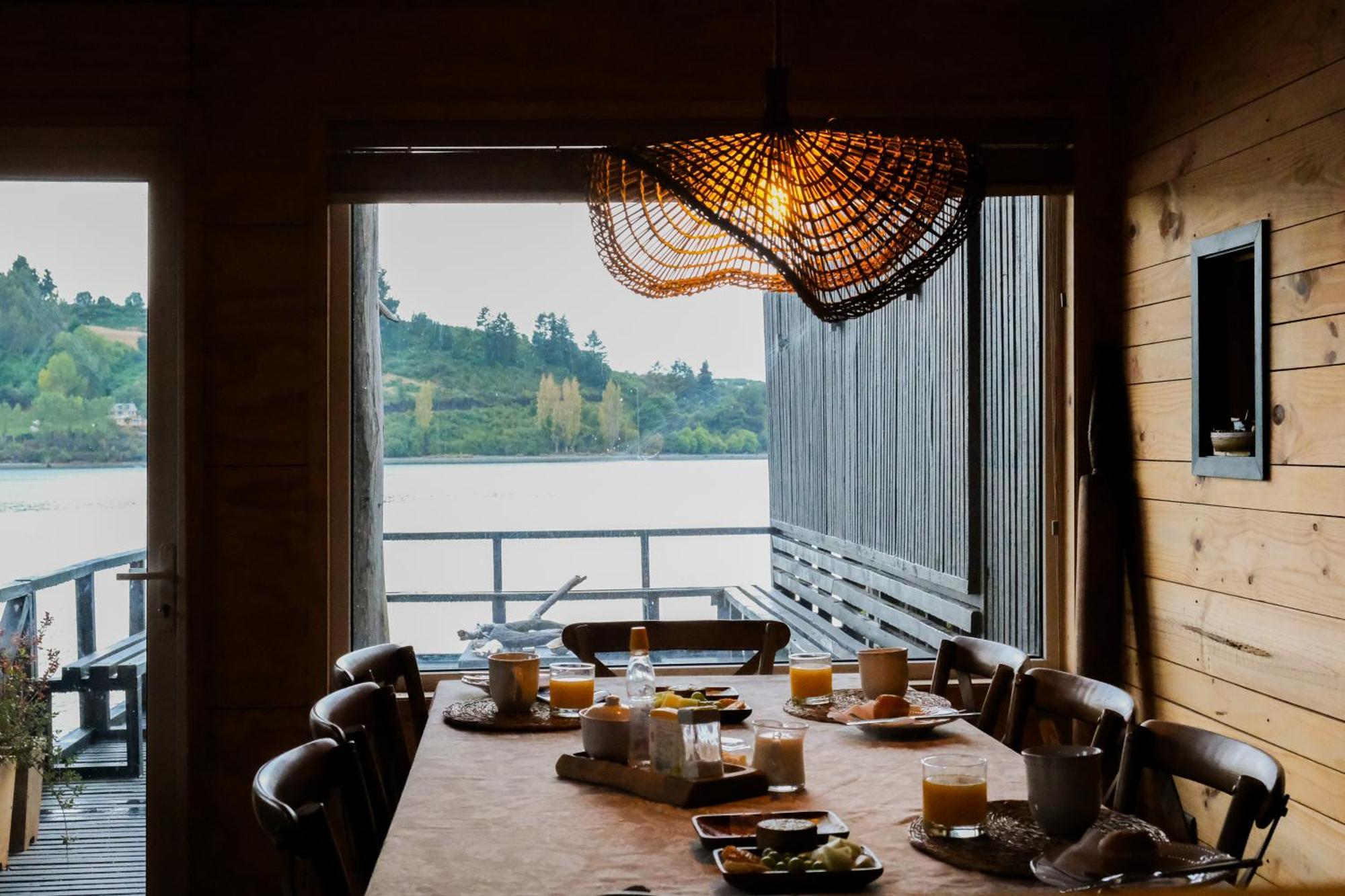 Hotel Palafito Entre Mar Y Tierra Кастро Екстериор снимка